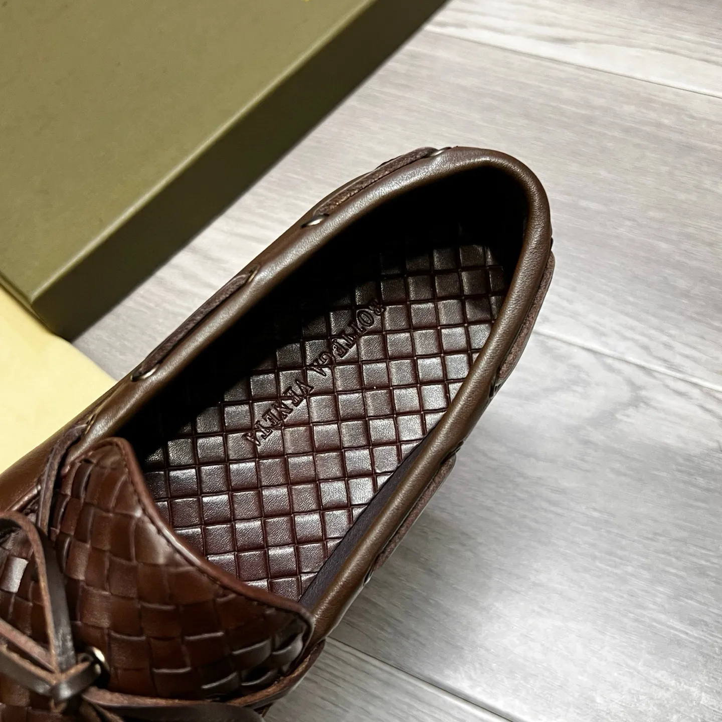 Factory price 480 BV 〰️Purely handmade classic men's beanie shoes👉👉driving shoes, slip-on shoes, made of imported cowhide from Italy, 💕water-dyed cowhide lining, 🔊original outsole, waterproof platform design, comfortable on the feet. Good choice for traveling and driving, single color available, code number: 38-44, (45 can be customized)